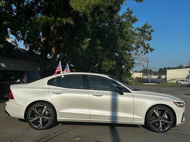 2024 Volvo S60 Plus Dark Theme