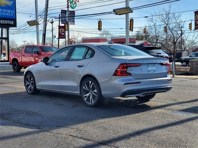 2024 Volvo S60 Plus Dark Theme