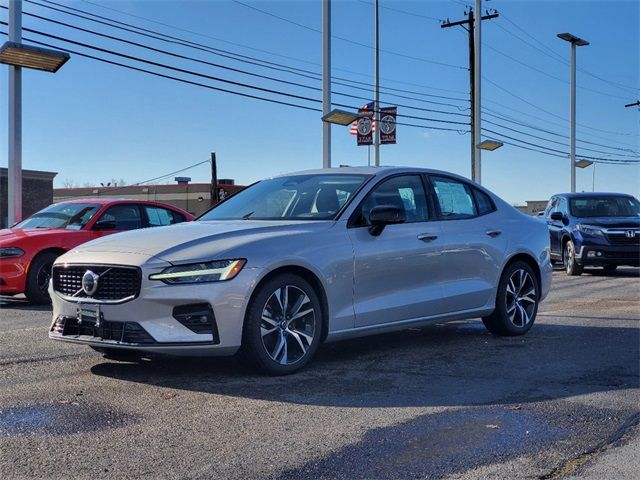 2024 Volvo S60 Plus Dark Theme