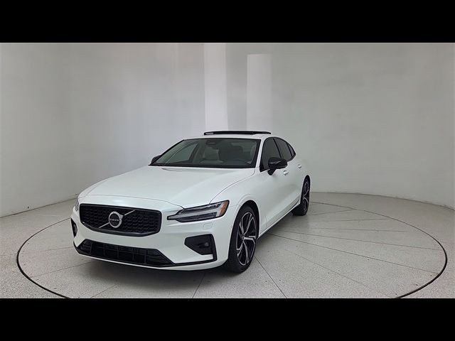 2024 Volvo S60 Plus Dark Theme