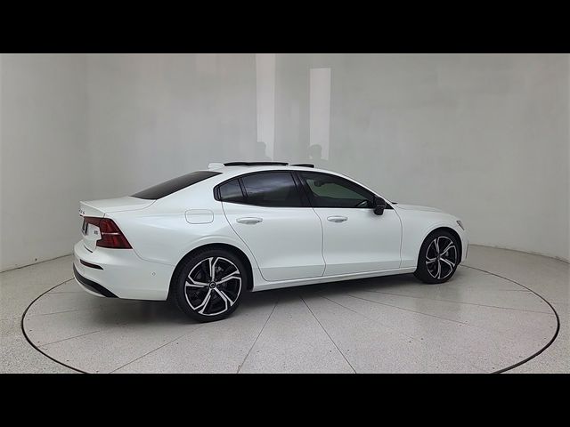 2024 Volvo S60 Plus Dark Theme