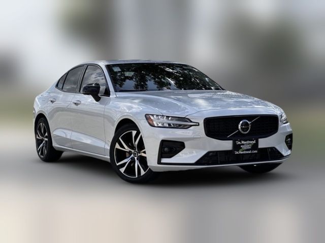 2024 Volvo S60 Plus Dark Theme