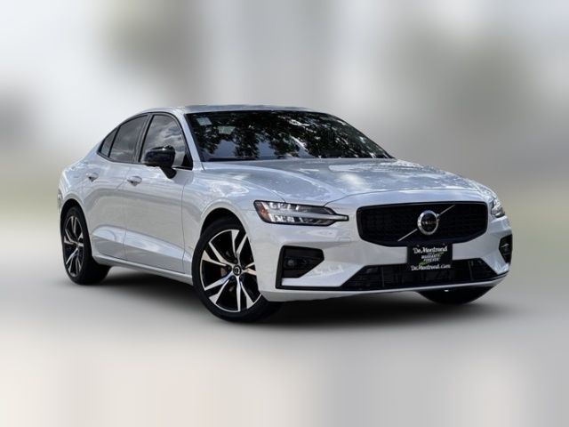 2024 Volvo S60 Plus Dark Theme