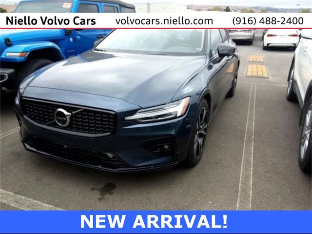 2024 Volvo S60 Plus Dark Theme