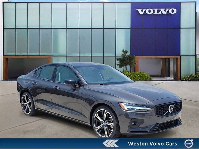 2024 Volvo S60 Plus Dark Theme