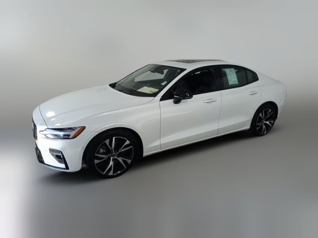 2024 Volvo S60 Plus Dark Theme