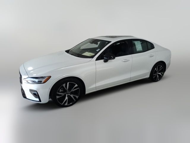 2024 Volvo S60 Plus Dark Theme