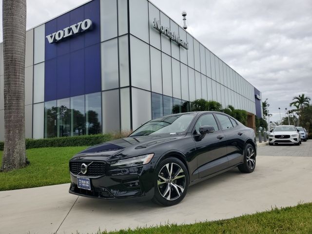 2024 Volvo S60 Plus Dark Theme