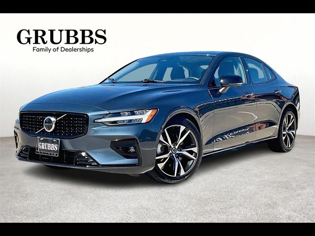 2024 Volvo S60 Plus Dark Theme