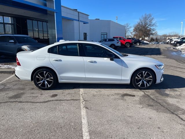 2024 Volvo S60 Plus Dark Theme