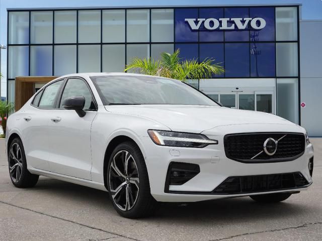 2024 Volvo S60 Plus Dark Theme