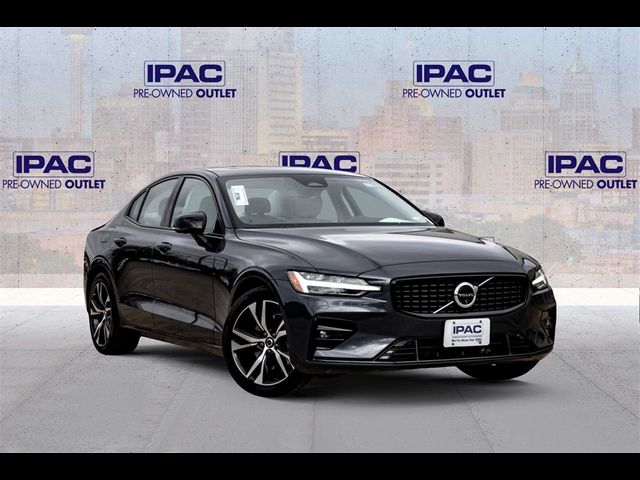 2024 Volvo S60 Plus Dark Theme