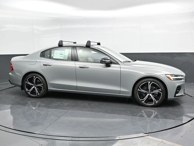 2024 Volvo S60 Plus Dark Theme