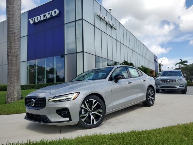 2024 Volvo S60 Plus Dark Theme