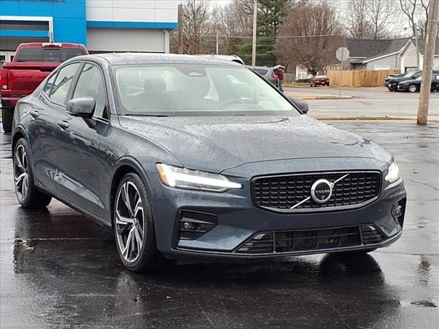 2024 Volvo S60 Plus Dark Theme