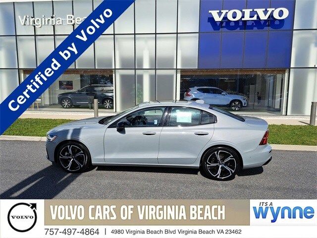 2024 Volvo S60 Plus Dark Theme