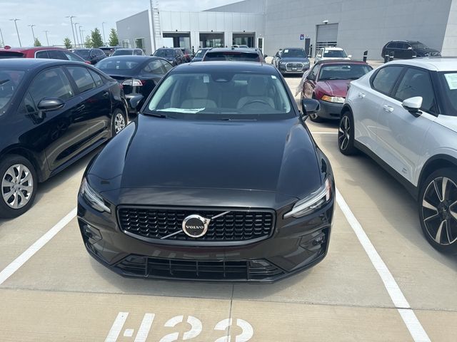 2024 Volvo S60 Plus Dark Theme