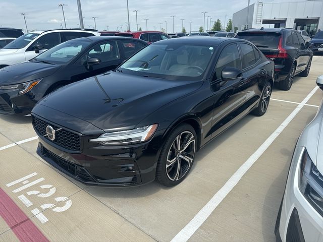 2024 Volvo S60 Plus Dark Theme