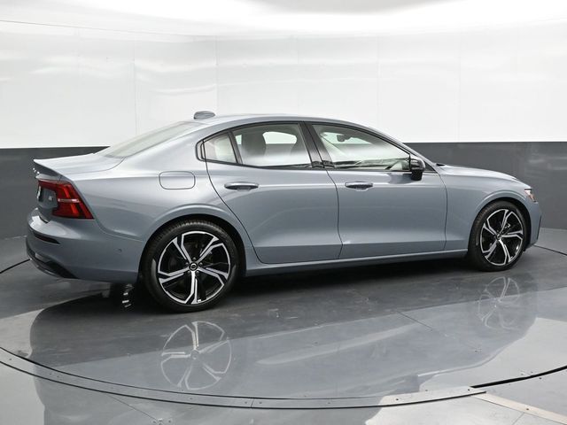 2024 Volvo S60 Plus Dark Theme