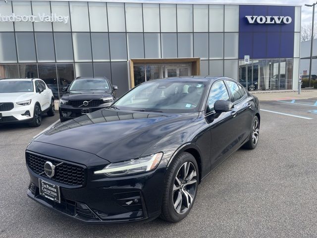 2024 Volvo S60 Plus Dark Theme