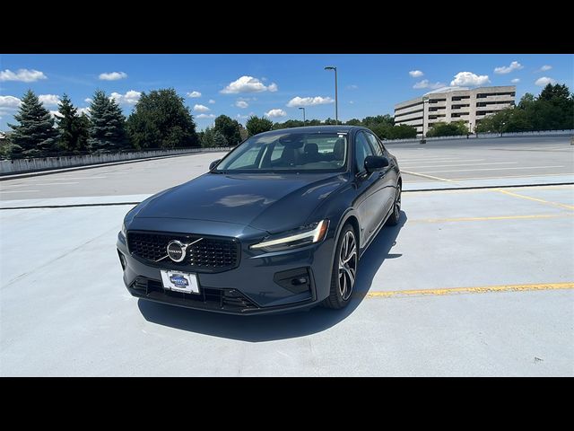 2024 Volvo S60 Plus Dark Theme