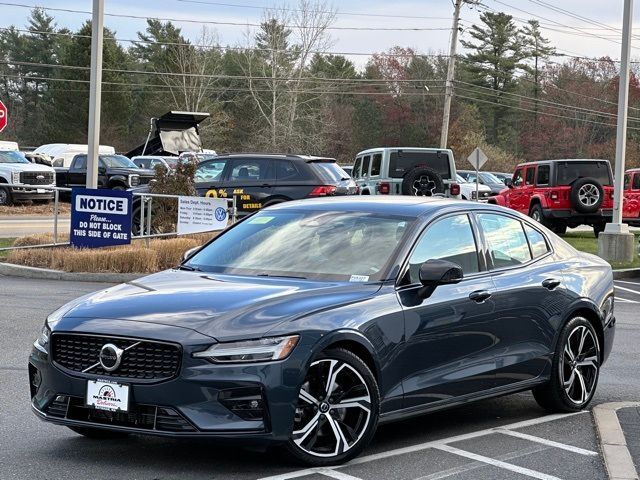 2024 Volvo S60 Plus Dark Theme