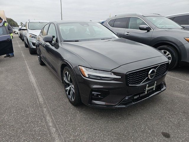 2024 Volvo S60 Plus Dark Theme