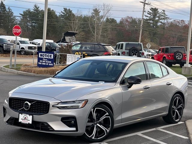 2024 Volvo S60 Plus Dark Theme