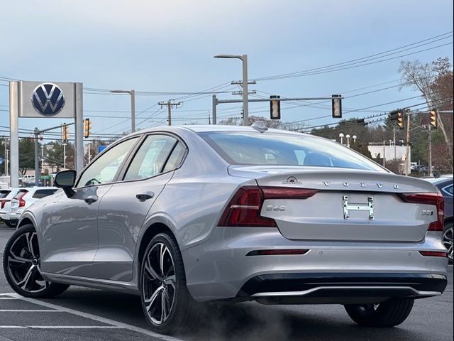 2024 Volvo S60 Plus Dark Theme