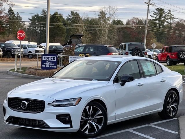 2024 Volvo S60 Plus Dark Theme