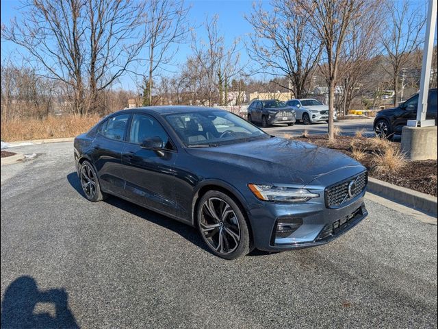 2024 Volvo S60 Plus Dark Theme