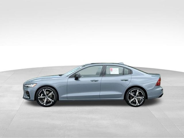 2024 Volvo S60 Plus Dark Theme