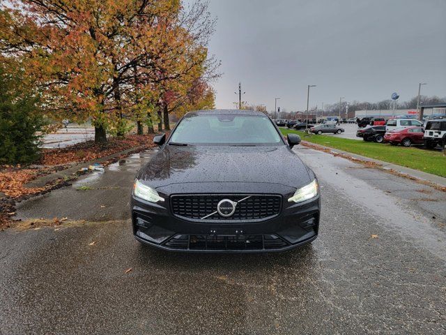 2024 Volvo S60 Plus Dark Theme