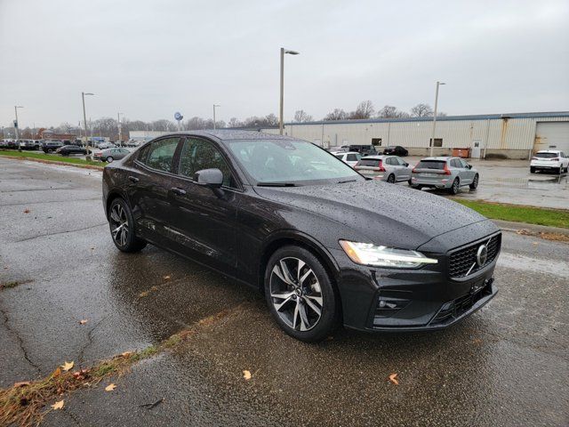 2024 Volvo S60 Plus Dark Theme