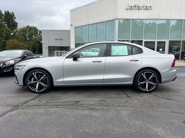 2024 Volvo S60 Plus Dark Theme