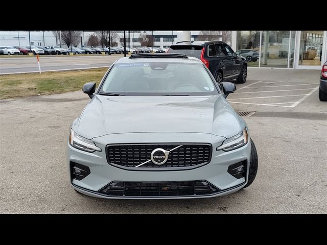 2024 Volvo S60 Plus Dark Theme