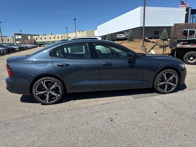 2024 Volvo S60 Plus Dark Theme