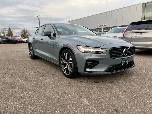 2024 Volvo S60 Plus Dark Theme