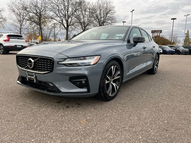 2024 Volvo S60 Plus Dark Theme