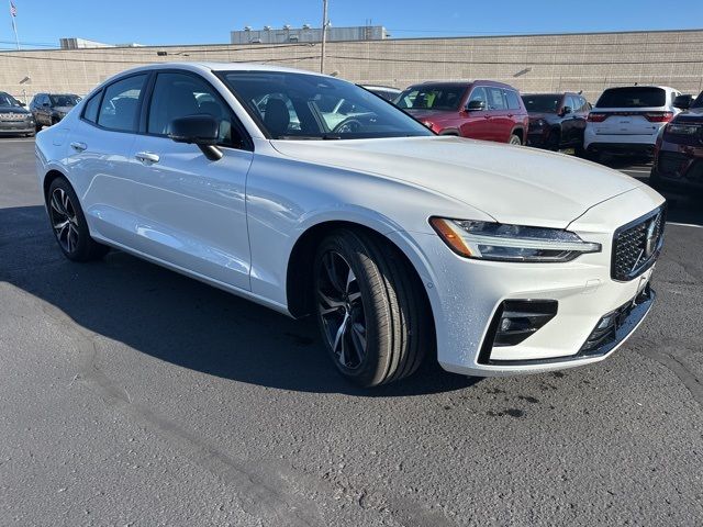 2024 Volvo S60 Plus Dark Theme