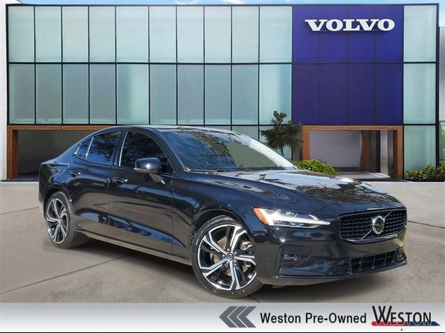 2024 Volvo S60 Plus Dark Theme