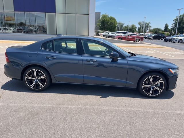 2024 Volvo S60 Plus Dark Theme