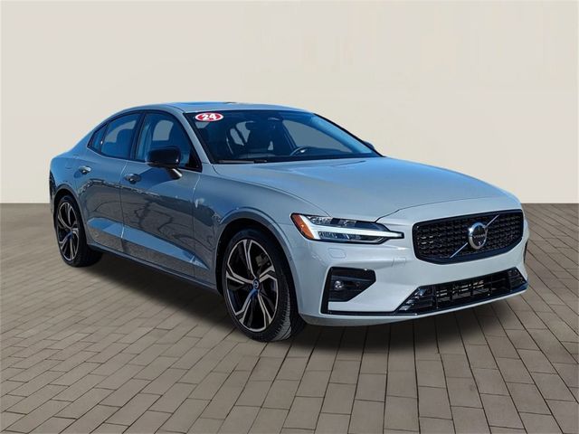 2024 Volvo S60 Plus Dark Theme