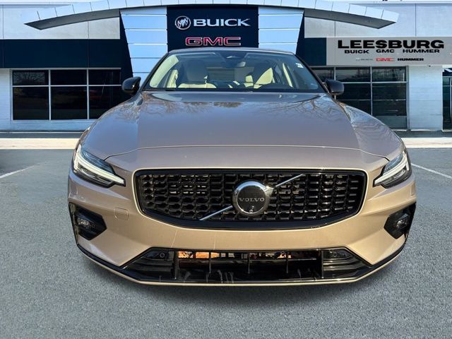 2024 Volvo S60 Plus Dark Theme