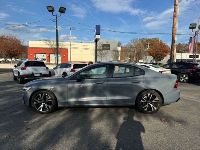 2024 Volvo S60 Plus Dark Theme