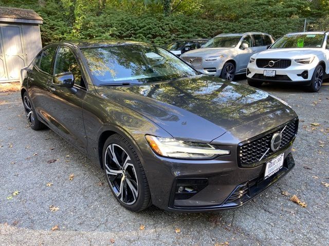 2024 Volvo S60 Plus Dark Theme