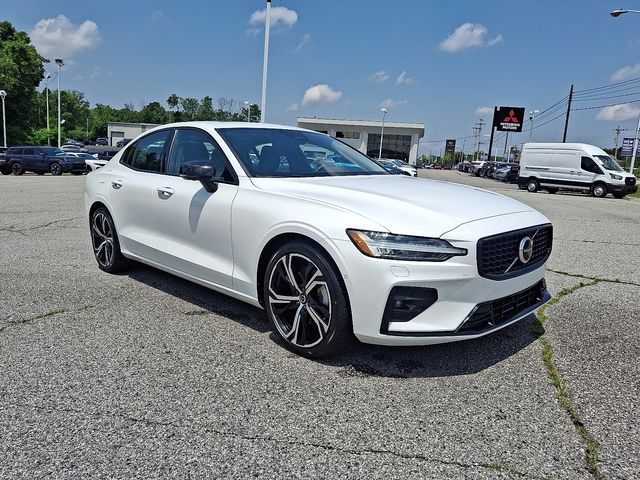 2024 Volvo S60 Plus Dark Theme