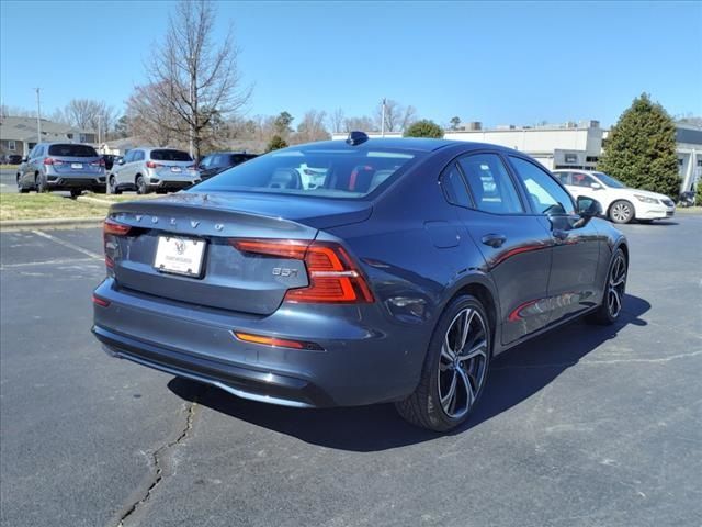 2024 Volvo S60 Plus Dark Theme