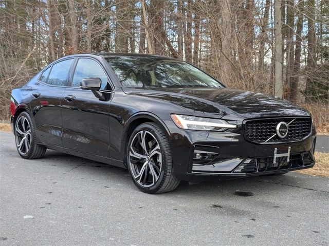 2024 Volvo S60 Plus Dark Theme