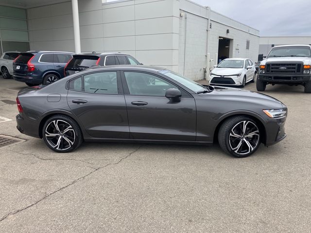 2024 Volvo S60 Plus Dark Theme